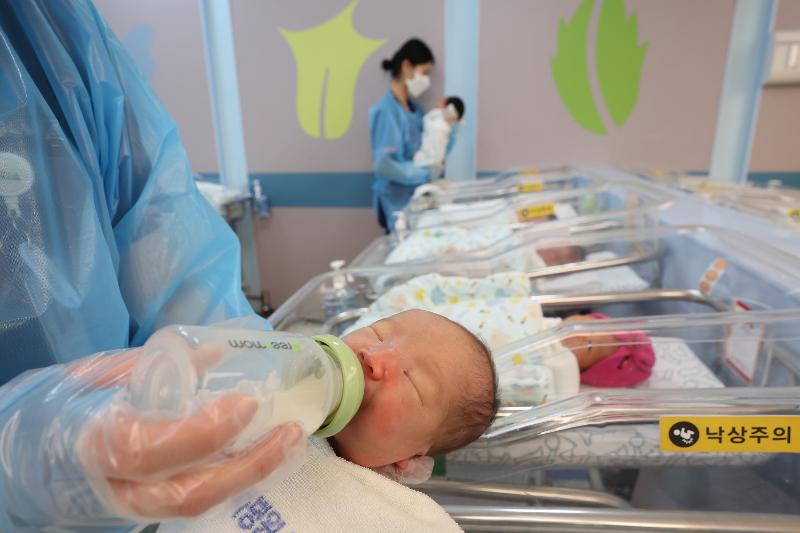 Nurses on Feb. 22 care for newborns at the neonatal unit of CHA University Ilsan CHA Hospital in Goyang, Gyeonggi-do Province. (Yonhap News)  