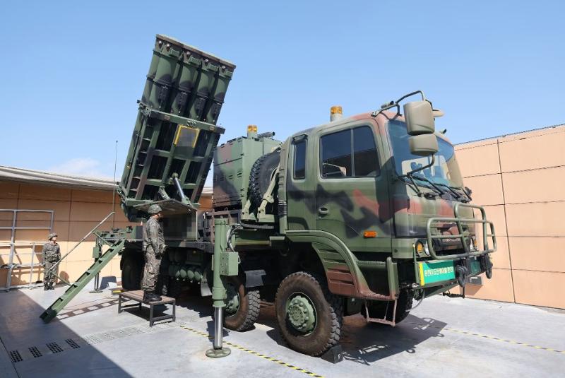 Operational personnel from a unit of the Republic of Korea Air Force on May 13 erect a launch pad for the homegrown Cheongung-II, a homegrown mid-range surface-to-air missile system. (Ministry of National Defense)