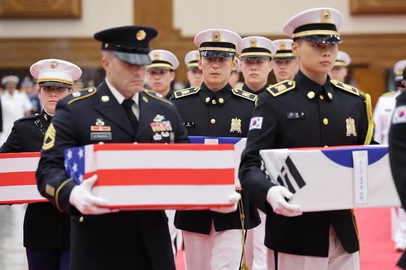 ▲ The remains of fallen service members on June 5 are transported during a bilateral repatriation ceremony for those killed in the 1950-53 Korean War at Seoul Air Base in Seongnam, Gyeonggi-do Province. (Yonhap News)