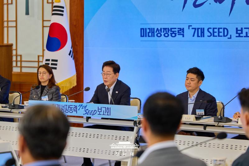 President Lee Jae Myung (second from left) on Aug. 12 pledged his administration's firm commitment to develop cutting-edge technologies at a meeting on an initiative for seven SEED (strategic emerging engine for disruptive innovation) projects for future growth at Cheong Wa Dae in Seoul. 
