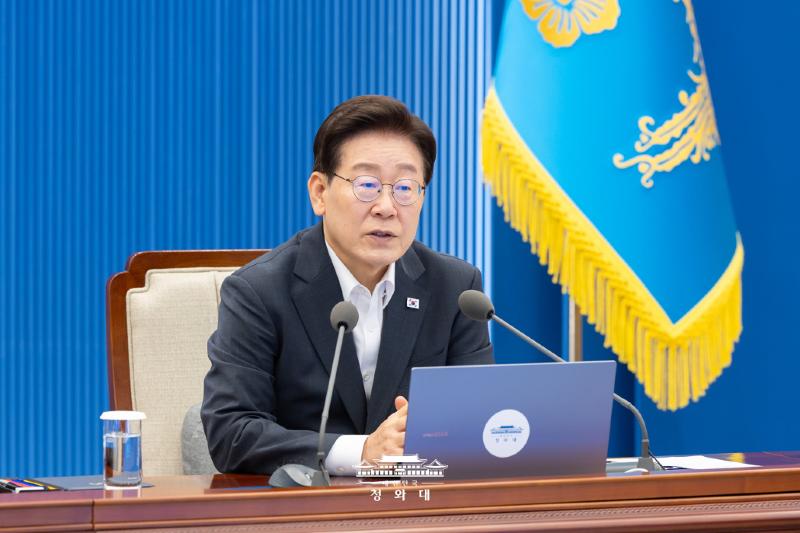 President Lee Jae Myung on Aug. 13 announces his plan for a selective enlistment system to transform the country's military at a meeting with senior presidential secretaries at Cheong Wa Dae. (Cheong Wa Dae)   