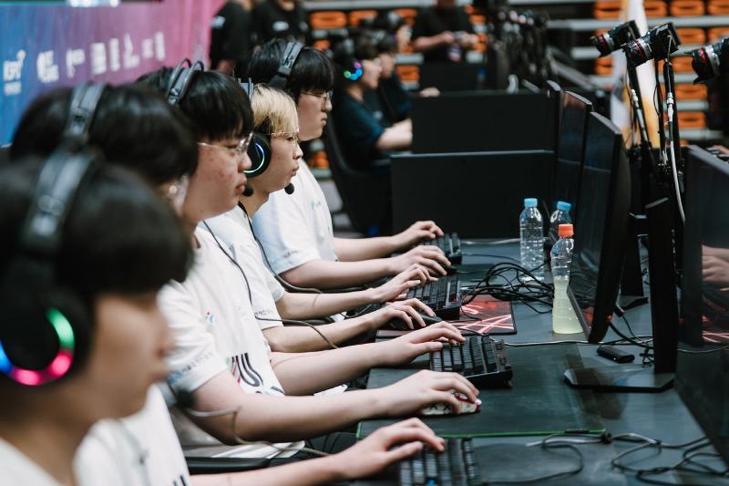 Players on Aug. 16, 2025, compete in the Presidential Cup Amateur e-Sports Tournament at Jecheon Gymnasium in Jecheon, Chungcheongbuk-do Province. (Korea e-Sports Association)  