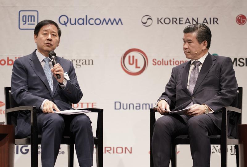 Deputy Prime Minister and Minister of Finance and Economy Koo Yun Cheol (left) on Aug. 19 explains the government's bid to boost bilateral economic cooperation with the U.S. to American Chamber of Commerce in Korea (AMCHAM) Chairman and CEO James Kim at a luncheon hosted by the chamber at the hotel Grand Hyatt Seoul in the capital's Yongsan-gu District. (AMCHAM)  