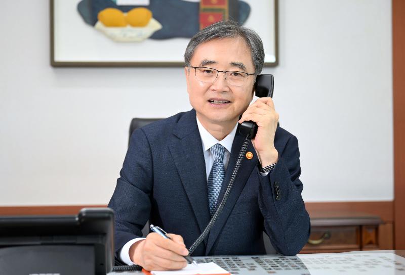 Minister of Foreign Affairs Cho Hyun on Aug. 24 speaks on the phone with U.S. Secretary of State Marco Rubio on bilateral relations, issues related to the Korean Peninsula and global affairs. (Ministry of Foreign Affairs)  