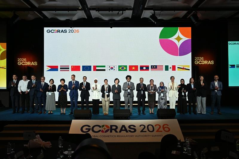 Minister of Food and Drug Safety Oh Yu-Kyoung (10th from right) on Sept. 7 poses for a group photo with officials from the cosmetics regulatory bodies of 12 countries at the opening ceremony of the Global Cosmetics Regulatory Authority Summit at the Plaza Hotel Seoul in the capital's Jung-gu District. (Ministry of Food and Drug Safety)  