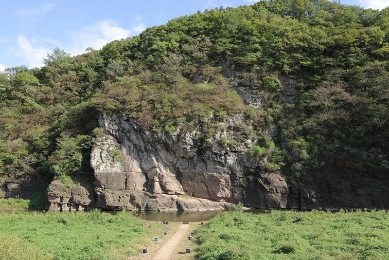 The Petroglyphs of Bangudae Terrace are in the village of Daegok-ri in the town of Eonyang-eup in Ulsan's Ulju-gun County.