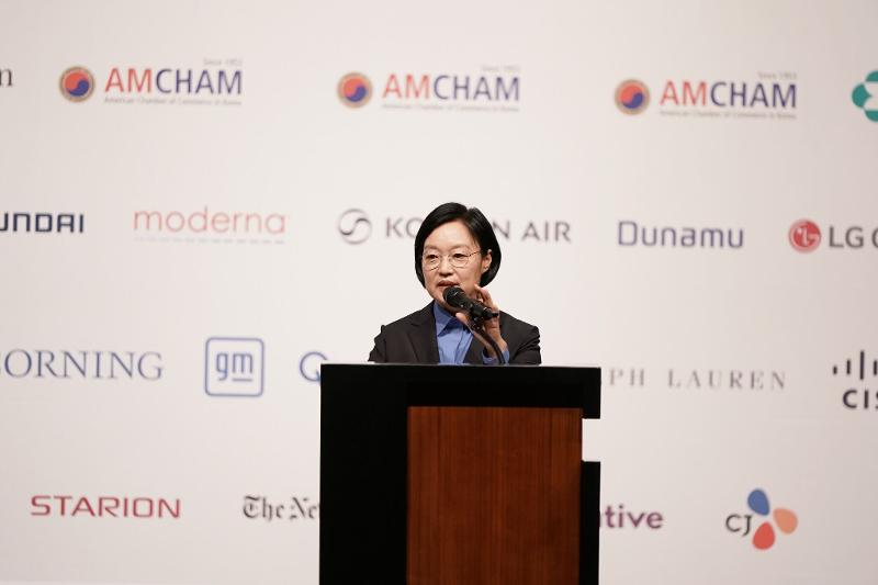 Prime Minister Han Seong-sook on Sept. 11 announces three key areas for bilateral economic cooperation with the U.S. at a luncheon hosted by the American Chamber of Commerce in Korea at the hotel Shilla Seoul in Seoul's Jung-gu District. 