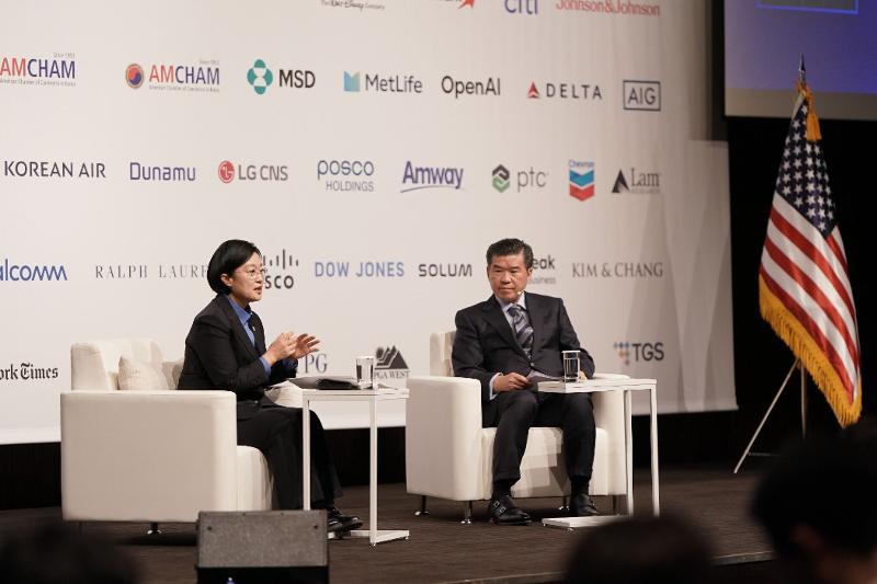 Prime Minister Han Seong-sook (left) on Sept. 11 introduces efforts to improve regulations and ensure fair business conditions for foreign companies next to James Kim, chairman and CEO of the American Chamber of Commerce in Korea, at a luncheon hosted by the chamber at the Shilla Hotel in Seoul's Jung-gu District.  