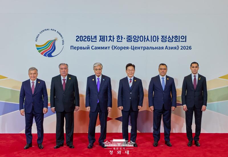 President Lee Jae Myung (fourth from left) on Sept. 14 poses for photos with the leaders of the five countries attending the inaugural Korea-Central Asia Summit at a hotel in Seoul. From left are Uzbek President Shavkat Mirziyoyev, Kazakh President Kassym-Jomart Tokayev, President Lee, Kyrgyz President Sadyr Japaro and Turkmen President Serdar Berdimuhamedov. (Cheong Wa Dae)  
