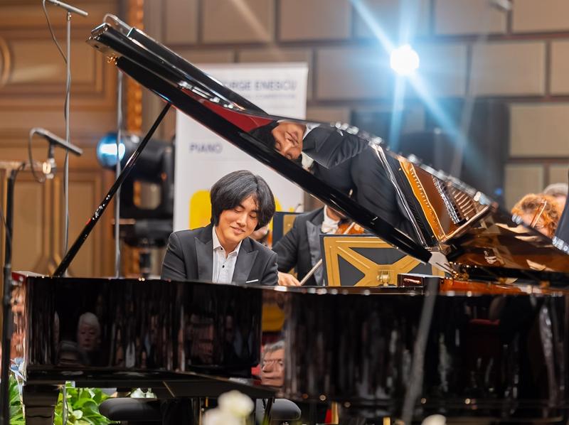 Pianist Lee Jeongwoo on Sept. 19 won the piano section and five special awards at this year's George Enescu International Competition in Bucharest, Romania. (Chung Mong-Koo Foundation)  