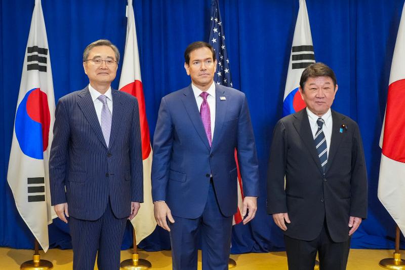 Minister of Foreign Affairs Cho Hyun (from left), U.S. Secretary of State Marco Rubio and Japanese Ministry of Foreign Affairs Toshimitsu Motegi on Sept. 21 take a group photo ahead of their trilateral talks in New York. (Ministry of Foreign Affairs)