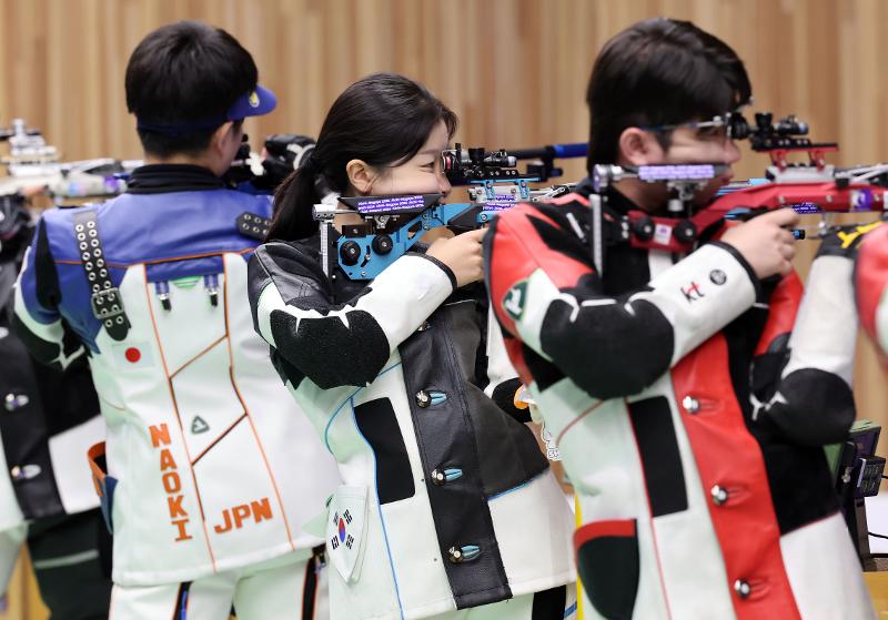Ban Hyojin (middle) and Park Hajun on Sept. 22 aim at their targets during the final of the 10m air rifle mixed team event at the Aichi-Nagoya Asian Games shooting competition at the Aichi Prefecture Shooting Range in Japan. 