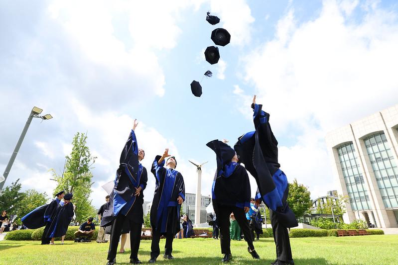 Graduates on Aug. 29, 2025, toss their caps into the air at the fall commencement ceremony at the main campus of Yonsei University in Seoul's Seodaemun-gu District. (Korea.net DB)