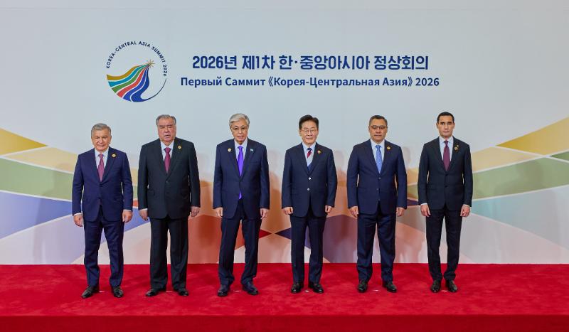 President Lee Jae Myung (fourth from left) on Sept. 14 poses for photos with the leaders of the five countries attending the inaugural Korea-Central Asia Summit at a hotel in Seoul. From left are Uzbek President Shavkat Mirziyoyev, Tajikistani President Emomali Rahmon, Kazakh President Kassym-Jomart Tokayev, President Lee, Kyrgyz President Sadyr Japaro and Turkmen President Serdar Berdimuhamedov. (Cheong Wa Dae)