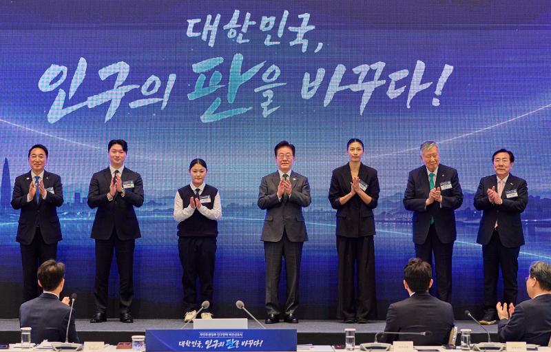 President Lee Jae Myung (fourth from left) on Oct. 14 applauds with visitors to a ceremony for announcing his administration's population strategy vision at the official state guesthouse Yeongbingwan at Cheong Wa Dae.  