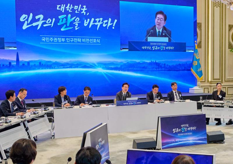 President Lee Jae Myung (fifth from left) on Oct. 14 gives the opening speech at a ceremony announcing his administration's vision for population strategy at Cheong Wa Dae. 