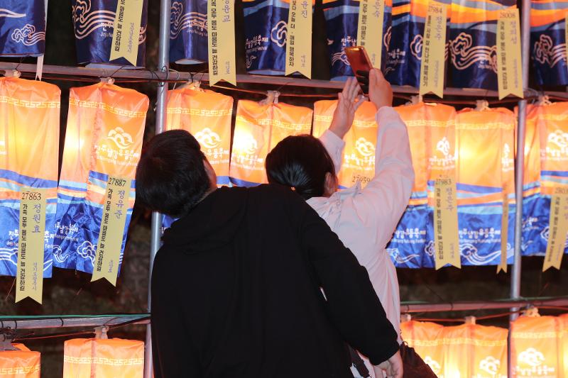 A visitor on the evening of Oct. 13 takes photos inside the Wishing Lantern Tunnel at the Jinju Namgang Yudeung Festival, which ran from Oct. 3-18 in and around Jinju Fortress and the Namgang River in Jinju, Gyeongsangnam-do Province.