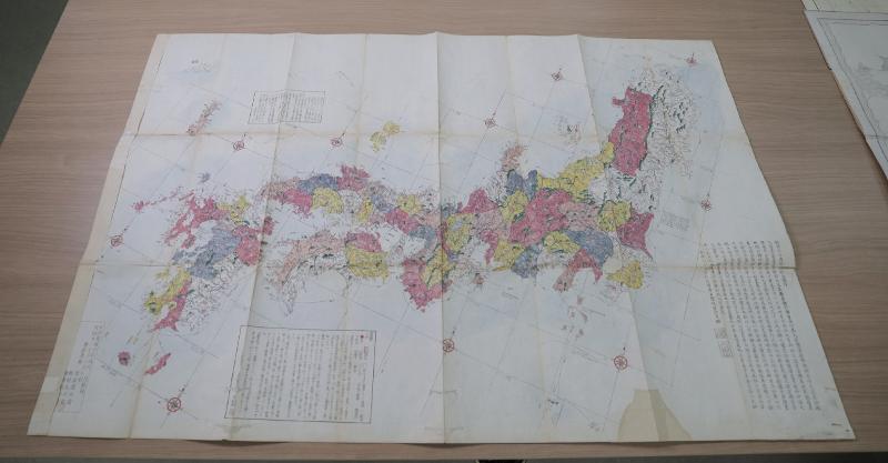 The Revised Complete Map of Japanese Lands and Roads (改正日本輿地路程全圖) is unveiled on Oct. 19 at Korea.net's newsroom in Seoul by professor Yuji Hosaka. Made in 1779 by Japanese geographer Sekisui Nagakubo, the map shows the islands of Ulleungdo and Dokdo lying with Joseon (Korea) outside the latitude and longitude lines marking Japan and left uncolored, unlike Japanese territories. The top of the photo is north.  