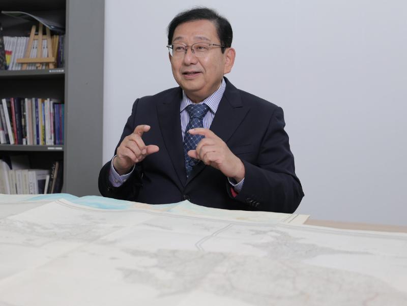Yuji Hosaka, special professor at the Graduate School of Public Administration of Korea University, on Oct. 19 stresses the need for greater public interest in Dokdo Island and more education and research on the subject. In an exclusive interview at Korea.net's newsroom in Seoul, Korea's leading researcher on the island presented official Japanese maps as evidence that Dokdo is not Japanese territory. 
