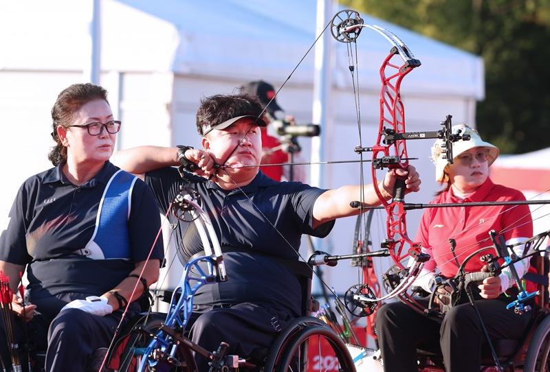 Kim Ok Geum (left) and Park Hong-jo (second from left) on Oct. 21 compete in the W1 mixed team archery final at the Aichi-Nagoya Asian Para Games in Japan at Okazaki Chuo Sogo Park Multipurpose Square in Aichi Prefecture. 
