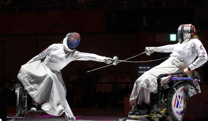 Jo Eun-hye (left) on Oct. 21 competes in the women’s epee B individual final at the Aichi-Nagoya Asian Para Games in Japan at Inae Sports Center in Nagoya. 