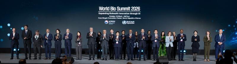 Attendees at this year's World Bio Summit like Minister of Health and Welfare Jeong Eun Kyeong and World Health Organization Director-General Tedros Adhanom Ghebreyesus on Oct. 21 take a group photo to mark the Seoul Declaration on AI in Healthcare at the convention center Coex Magok in Seoul's Gangseo-gu District. (Ministry of Health and Welfare)