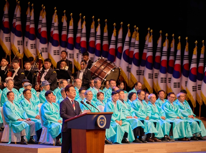 President Lee rules out absorbing N. Korea, stresses Japan ties