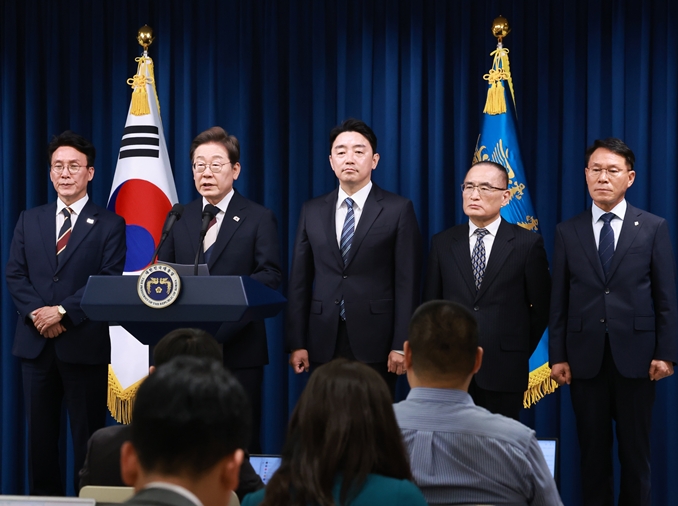 President's 1st executive order is launch of economic task force