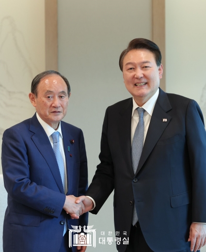 President Yoon hosts talks with ex-Japanese PM Suga