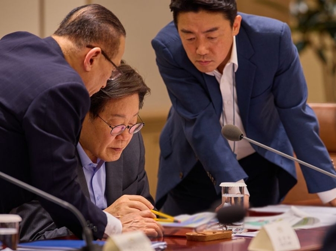 President Lee chairs 1st nat'l security meeting, urges better NK ties