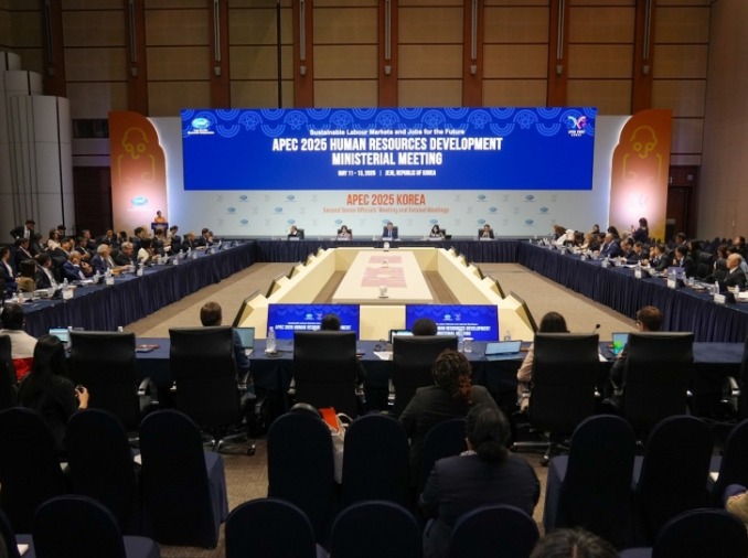 APEC labor ministers hold forum on job market in AI era