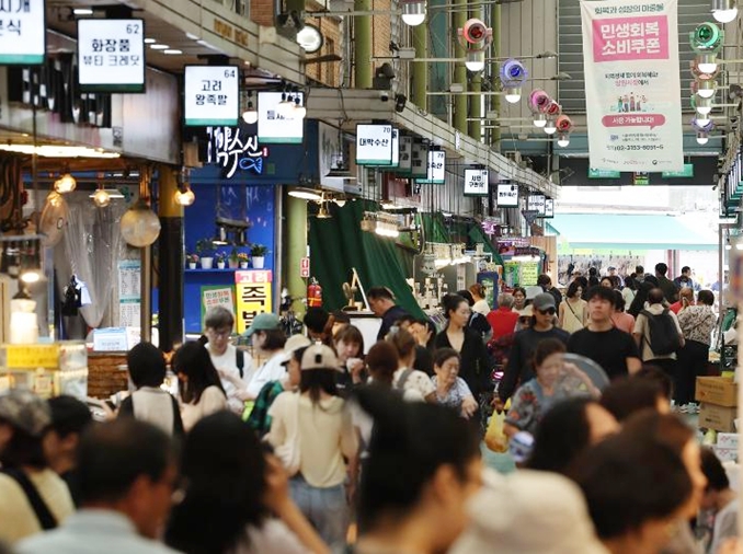 July goods consumption rises 2.5%, output, investment also grow