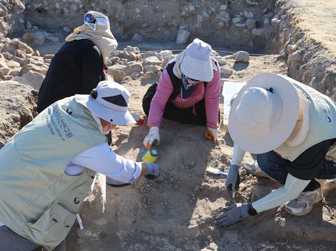 Archaeologists help find mosaic relic at ancient site in Turkiye