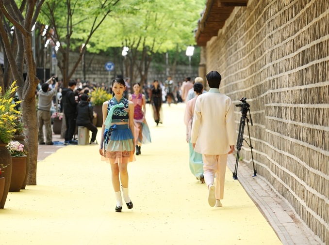 Hanbok show puts modern touches on traditional outfits