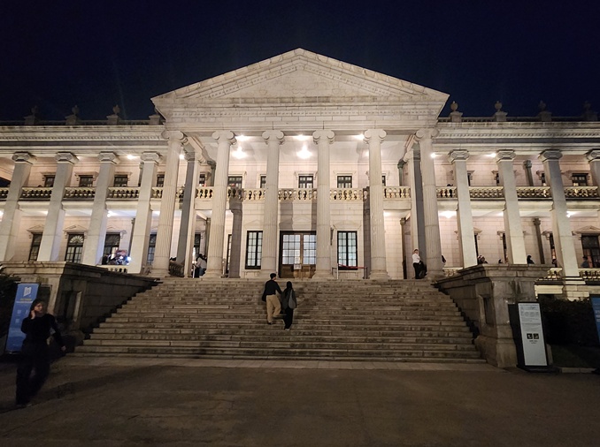 Evening tour of palace hall offers look at Korea's imperial past