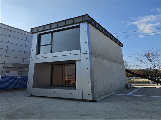 High-tech home keeps indoor conditions stable in desert climates