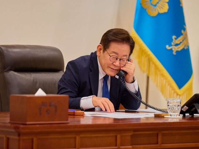 President Lee promotes exchanges in phone call with Mongolia