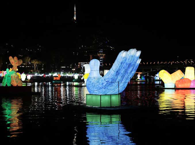 Provincial lantern gala uses battle signal item to symbolize hope