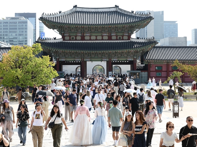 No. of int'l visitors smashes annual mark early, set to break 20M