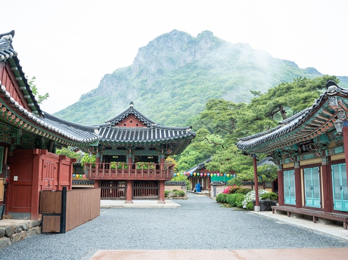 Group of int'l reporters tries monastic life via temple stay