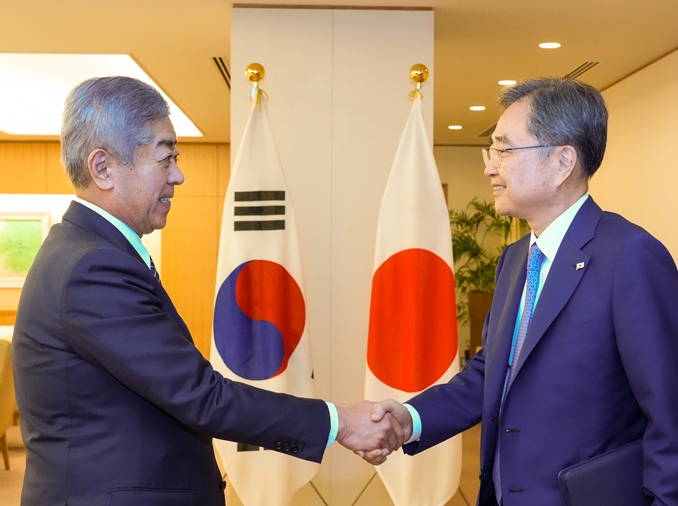 FM pledges 'joint response to challenges' in summit with Japan