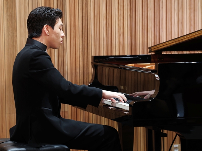 Star pianist Kim SH strives to 'lose himself while playing music'