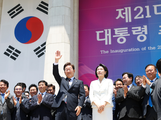 Lee JM pledges to be 'everyone's president' at inauguration