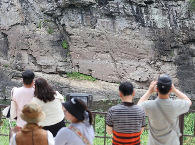 Prehistoric images carved on rocks named UNESCO World Heritage
