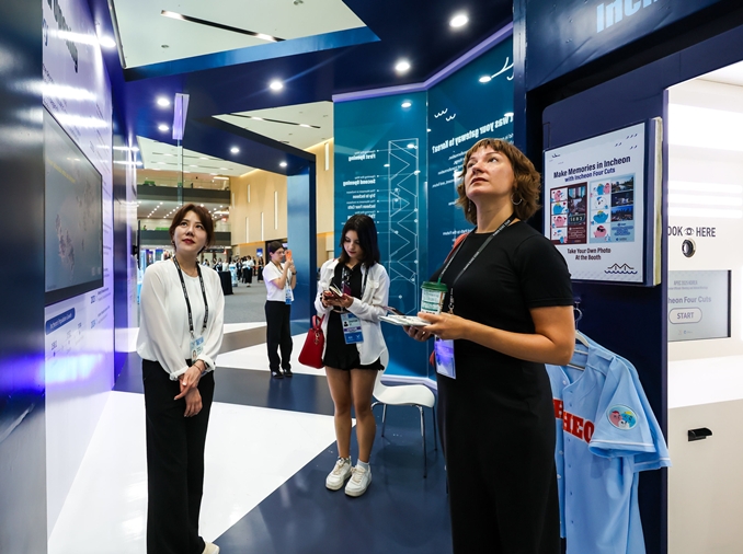 Honorary Reporters visit pre-APEC Summit meetings in Incheon