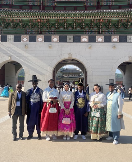 Visiting African reporters cover traditional Korean culture