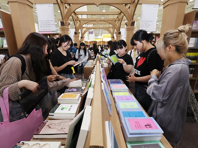 Domestic, int'l writers to headline first Korean Literature Festival