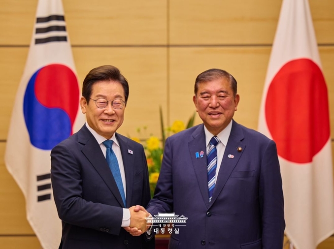 President Lee, Japan in summit hail restart of shuttle diplomacy
