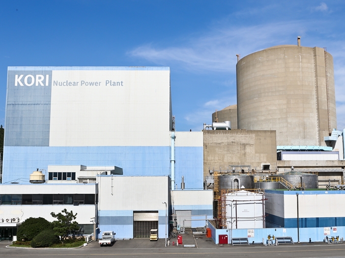 Shutdown of nation's 1st first commercial nuke plant gets OK