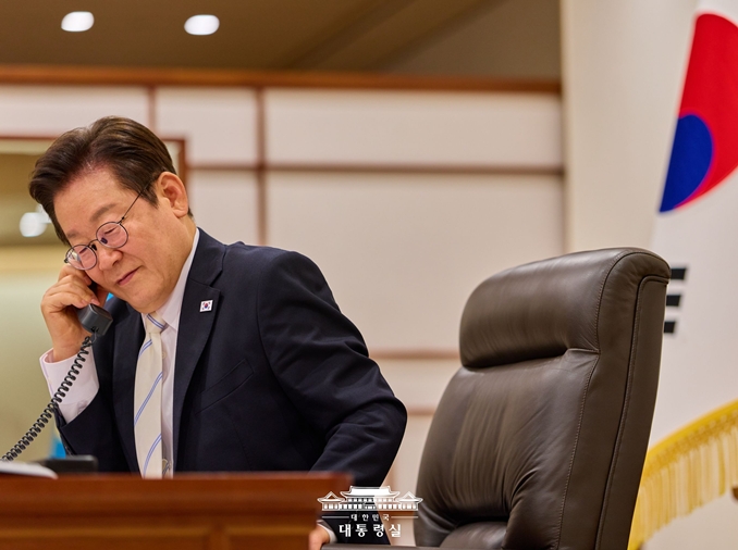 President Lee talks defense cooperation with France, Poland